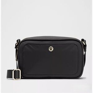 Lululemon Crossbody Camera Bag 2L
Logo (Black/Silver)
